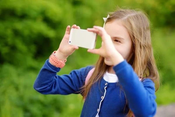 Sevimli Küçük Kız Güzel Yaz Gününde Bir Akıllı Telefon Ile — Stok fotoğraf