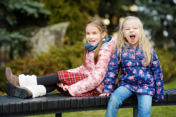 Zwei Entzückende Kleine Schwestern Die Sich Einem Schönen Frühlingstag Freien — Stockfoto