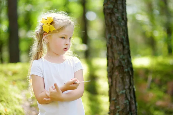 Sevimli Küçük Kız Güzel Yaz Günü Ormanda Yürüyüş Sırasında Eğleniyor — Stok fotoğraf