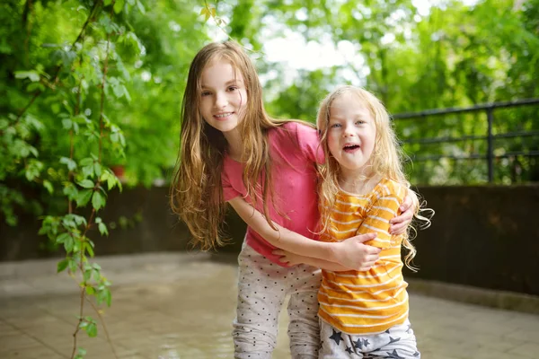 Dos Adorables Hermanitas Abrazándose Abrazándose Aire Libre Hermoso Día Verano —  Fotos de Stock