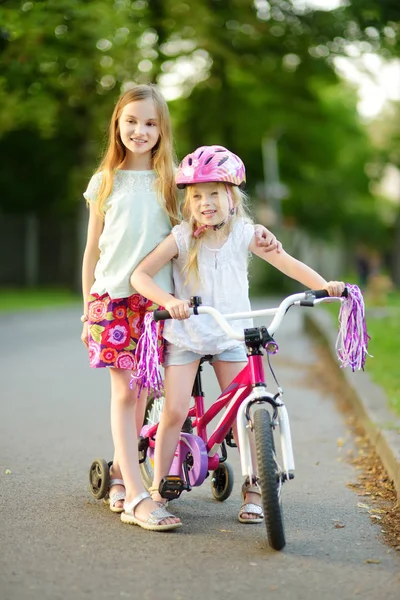 Los Niños Pequeños Aprenden Andar Bicicleta Parque Ciudad Soleada Noche —  Fotos de Stock