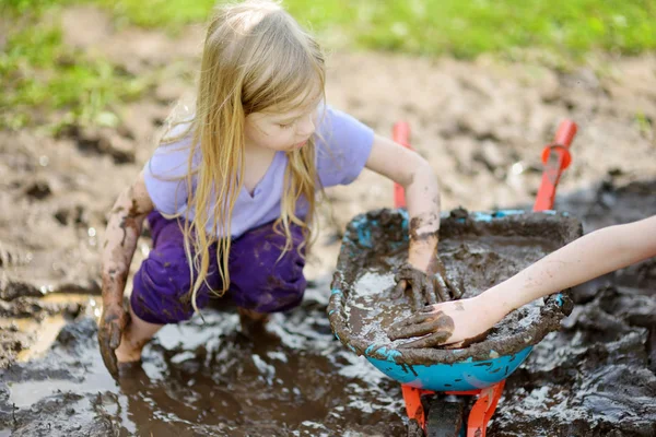 Grappige Meisje Spelen Een Grote Natte Modder Plas Zonnige Zomerdag — Stockfoto