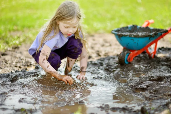 Grappige Meisje Spelen Een Grote Natte Modder Plas Zonnige Zomerdag — Stockfoto