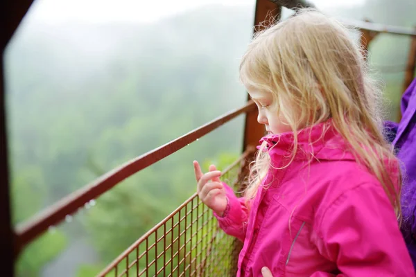 Adorável Menina Brincando Alegremente Chuva Dia Quente Verão Explorando Natureza — Fotografia de Stock