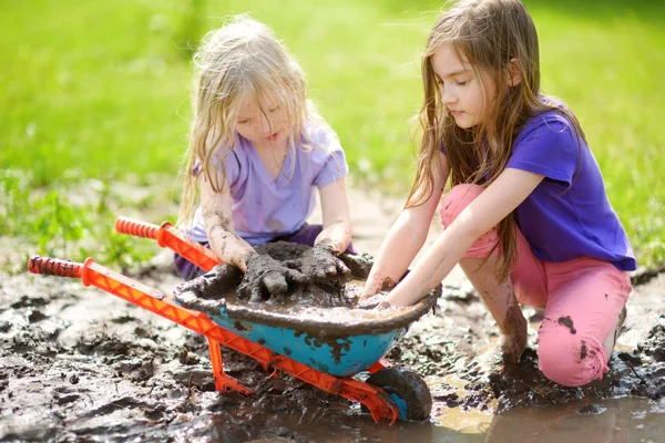 Twee Grappige Kleine Meisjes Spelen Een Grote Natte Modder Plas — Stockfoto