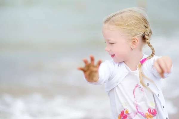 Милая Маленькая Девочка Веселится Песчаном Пляже Теплый Солнечный Летний День — стоковое фото