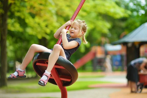 Linda Niña Divirtiéndose Parque Infantil Aire Libre Verano Actividades Deportivas — Foto de Stock