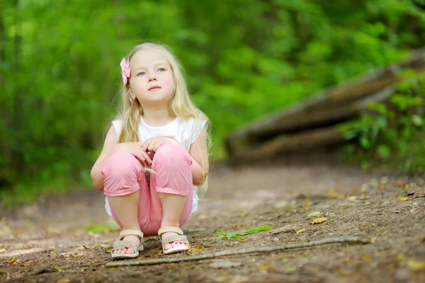 Мила Маленька Дівчинка Розважається Під Час Лісових Походів Прекрасний Літній — стокове фото