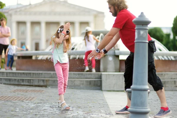 Young Father His Little Girl Having Fun Drinking Water Fountain — Stock Photo, Image