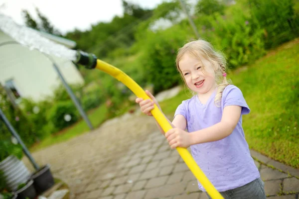 Menina Adorável Brincando Com Uma Mangueira Jardim Dia Quente Verão — Fotografia de Stock