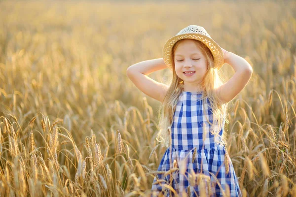 Schattig Meisje Met Stro Hoed Gelukkig Lopen Tarweveld Warme Zonnige — Stockfoto