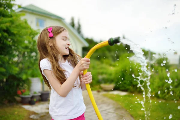 Bedårande Liten Flicka Som Leker Med Trädgårdsslang Varm Sommardag Utomhusaktiviteter — Stockfoto