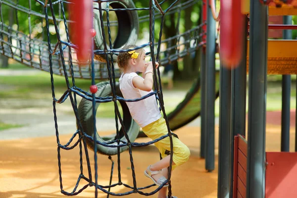 Menina Bonito Divertindo Playground Livre Verão Atividades Esportivas Para Crianças — Fotografia de Stock