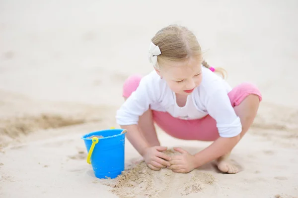 Menina Bonito Divertindo Uma Praia Areia Dia Verão Quente Ensolarado — Fotografia de Stock