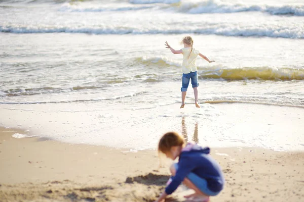 Duas Irmãzinhas Divertindo Uma Praia Areia Dia Verão Quente Ensolarado — Fotografia de Stock