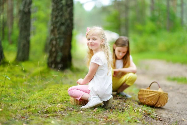 Två Söta Små Systrar Kul Skogen Vandra Vacker Sommardag Aktiv — Stockfoto