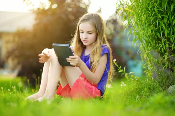 Carina Bambina Seduta Giardino Leggere Ebook Sulla Soleggiata Sera Estate — Foto Stock