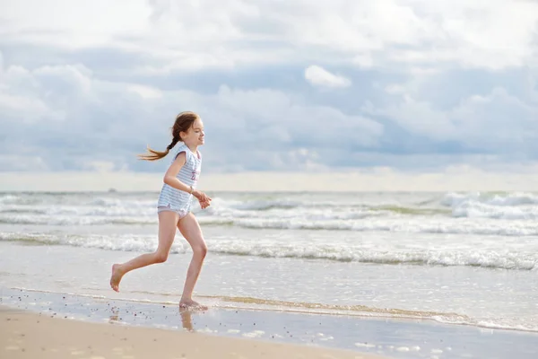 Carina Bambina Che Diverte Una Spiaggia Sabbiosa Nella Calda Soleggiata — Foto Stock