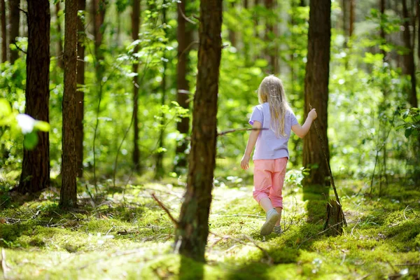 Carina Bambina Divertendosi Durante Escursione Nella Foresta Nella Bella Giornata — Foto Stock
