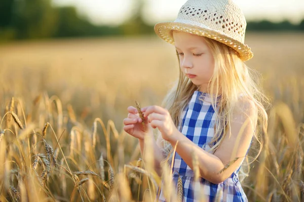 Adorable Girl Wearing Straw Hat Walking Happily Wheat Field Warm — Stock Photo, Image