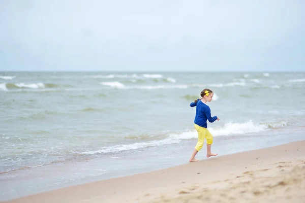 Sevimli Küçük Kız Eğleniyor Kumlu Bir Plaj Üzerinde Sıcak Güneşli — Stok fotoğraf