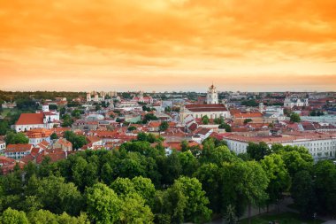 Güzel bir akşam Gediminas tepeden çekilen Vilnius eski şehir panoraması