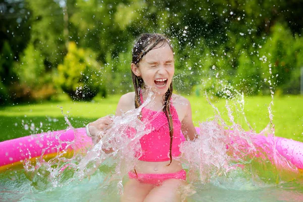 Schattig Meisje Spelen Opblaasbare Baby Zwembad Gelukkig Kind Spetteren Kleurrijke — Stockfoto