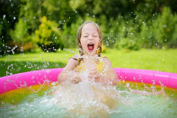 Schattig Meisje Spelen Opblaasbare Baby Zwembad Gelukkig Kind Spetteren Kleurrijke — Stockfoto