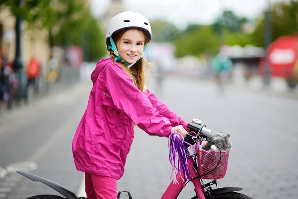 Linda Niña Montado Bicicleta Una Ciudad Con Casco Día Verano — Foto de Stock