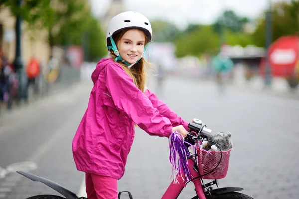 Niedliches Kleines Mädchen Das Einem Sommertag Einer Stadt Mit Helm — Stockfoto