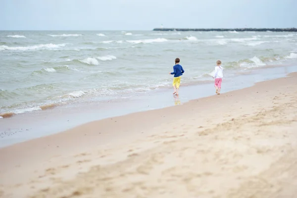 Two Little Sisters Having Fun Sandy Beach Warm Sunny Summer — Stock Photo, Image