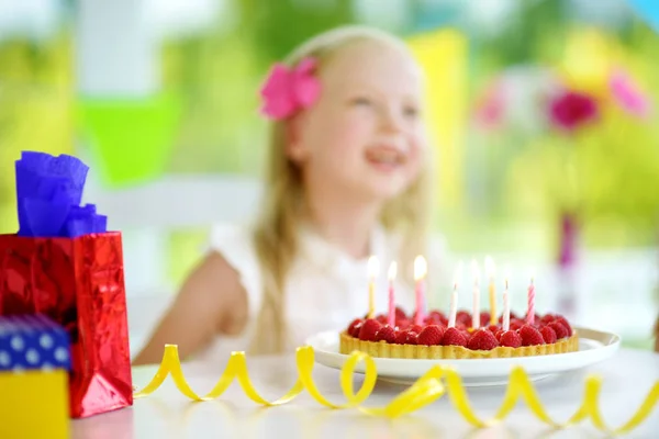 愛らしい少女の家で誕生日パーティー バースデー ケーキにろうそくを吹いてします 子供のカラフルな装飾 ギフトのバナーと誕生日パーティー — ストック写真