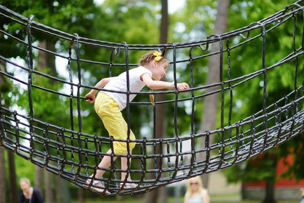 Menina Bonito Divertindo Playground Livre Verão Atividades Esportivas Para Crianças — Fotografia de Stock