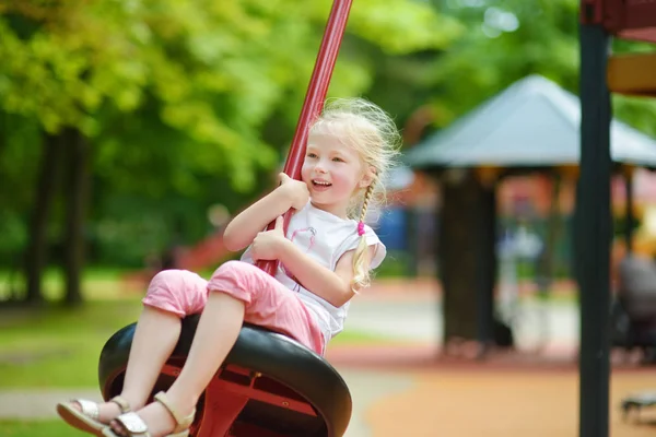 Cute Dziewczynka Dobra Zabawa Placu Zabaw Świeżym Powietrzu Okresie Letnim — Zdjęcie stockowe