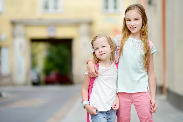 Zwei Süße Kleine Schwestern Bei Einem Gemeinsamen Stadtspaziergang Einem Warmen — Stockfoto