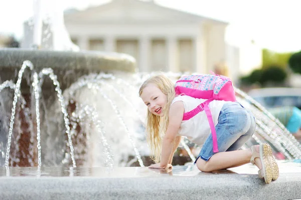Menina Bonito Jogando Pela Fonte Cidade Dia Verão Quente Ensolarado — Fotografia de Stock