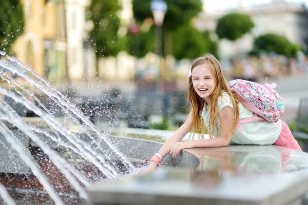 Söt Liten Flicka Spelar Vid Staden Fontänen Varm Och Solig — Stockfoto