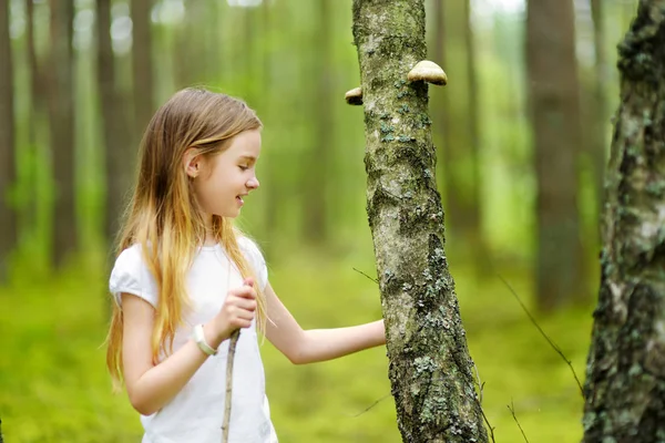 Menina Bonito Divertindo Durante Caminhada Floresta Belo Dia Verão Lazer — Fotografia de Stock