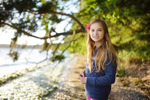 Roztomilá Holčička Stojí Jezera Užívat Krásný Výhled Západ Slunce Dítě — Stock fotografie