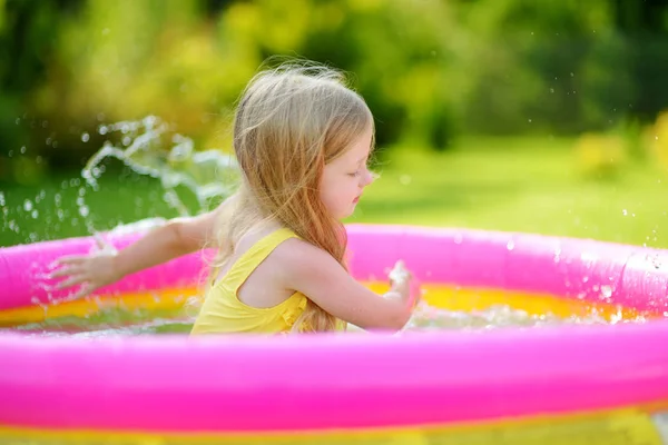 Schattig Meisje Spelen Opblaasbare Baby Zwembad Gelukkig Kind Spetteren Kleurrijke — Stockfoto