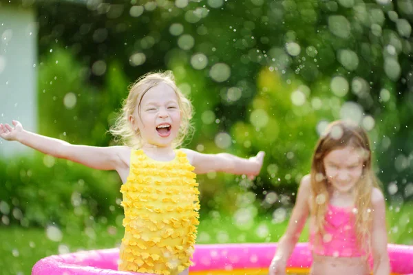 可爱的小女孩在充气婴儿池里玩耍 在炎热的夏日 快乐的孩子们在五颜六色的花园玩耍中心嬉戏 儿童暑期活动 — 图库照片