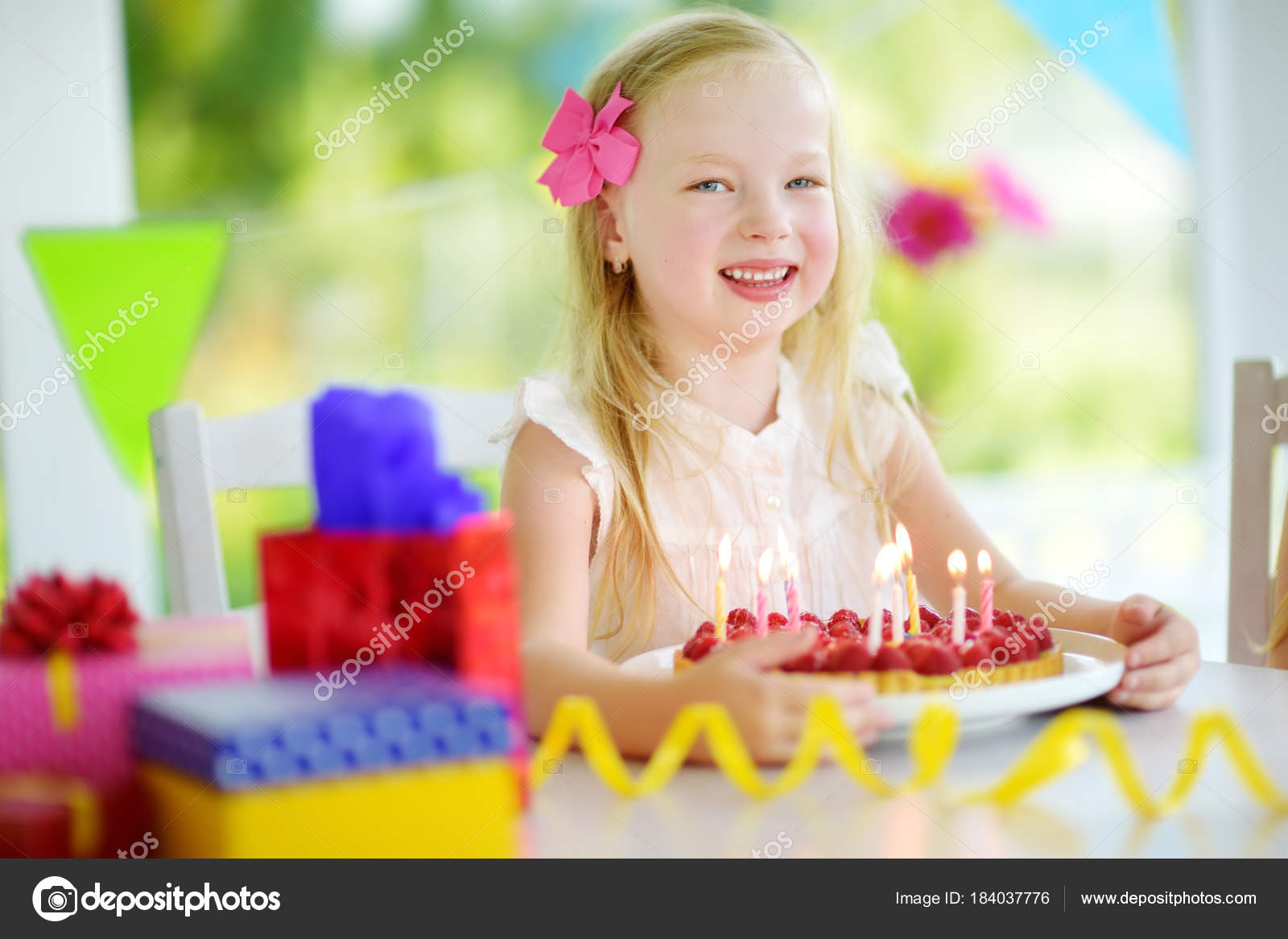 Adorable Fille Ayant Fete D Anniversaire Maison Soufflant Des Bougies Sur Image Libre De Droit Par Mnstudio C