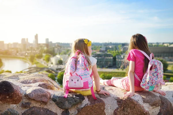 Roztomilé Holčičky Těší Pohled Vilnius Město Gediminas Hill Prozkoumání Turistických — Stock fotografie