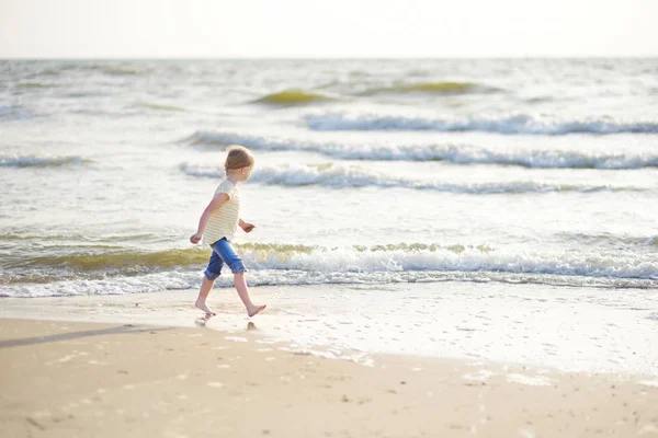 Carina Bambina Che Diverte Una Spiaggia Sabbiosa Nella Calda Soleggiata — Foto Stock