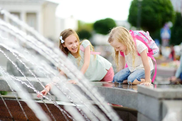 暑く晴れた夏の日に市の泉で遊ぶ つのかわいい女の子 子供たちは 夏に水を楽しんでします 子供のための活動的な余暇 — ストック写真