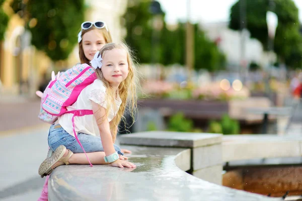 暑く晴れた夏の日に市の泉で遊ぶ つのかわいい女の子 子供たちは 夏に水を楽しんでします 子供のための活動的な余暇 — ストック写真