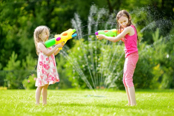 Очаровательные Маленькие Девочки Играют Водяными Пушками Жаркий Летний День Милые — стоковое фото