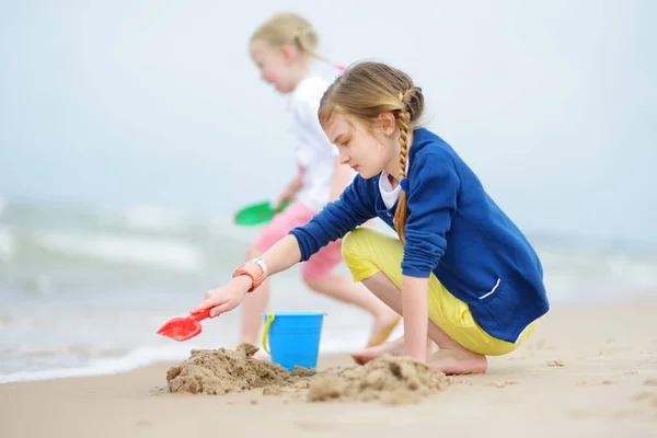 Две Маленькие Сестры Веселятся Песчаном Пляже Океана — стоковое фото