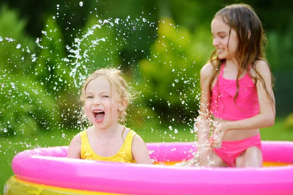 Schattige Meisjes Spelen Opblaasbare Baby Zwembad — Stockfoto