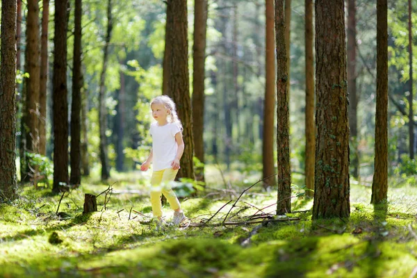 Petite Fille Mignonne Qui Amuse Pendant Randonnée Forêt Lors Une — Photo